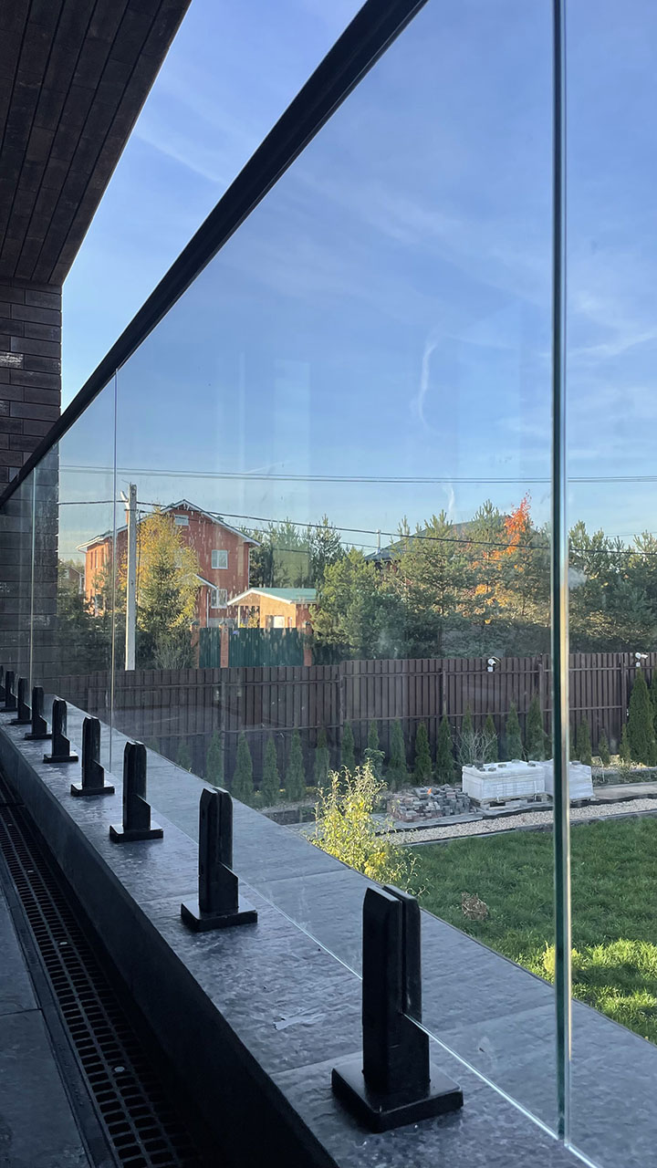 Стеклянные ограждения для балкона в коттедже